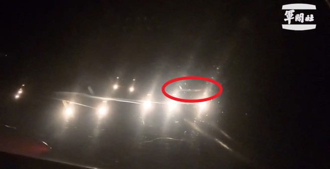 从影片中可以看到，近百枚热焰弹闪耀射出，宛如「焰火流星」包围专机，夜间连发的光芒非常震撼。（军闻社提供）