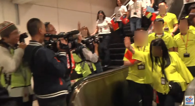 许多球迷不满免税店黄衣大军挤压中华队入境动线，纷纷开炮，甚至涌进脸书粉专洗版。（翻摄自中视新闻YouTube）