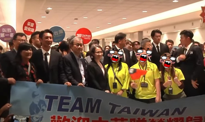 桃園機場接機動線安排遭抱怨，準備大合照時，還出現免稅店員工擠進來蹭，混亂場面讓網友傻眼。（取自中時直播）