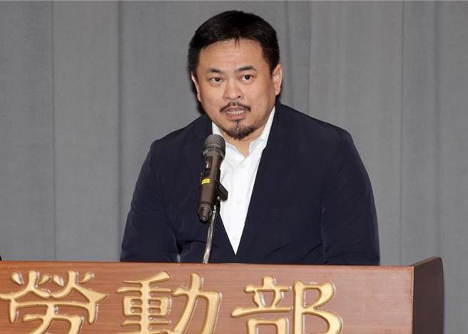 民进党立委洪申翰今(25)日接过劳动部长印信，正式接掌劳动部。（邓博仁摄）