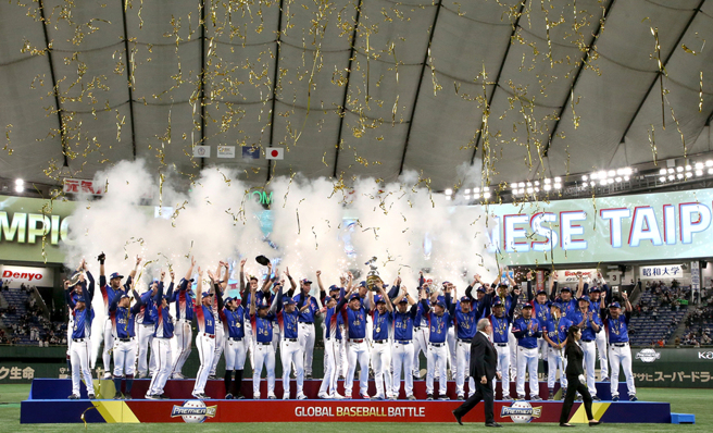 中华队24日拿下棒球12强世界冠军，全台球迷普天同庆。（赵双杰摄）