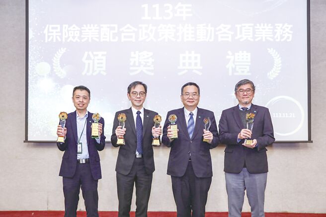 國泰人壽、國泰產險獲金管會保險競賽七大獎肯定，由國泰產險總經理陳萬祥（右二）、國泰人壽資深副總吳俊宏（左二）、國泰產險副總經理何子健（右一）及國泰人壽協理朱漢農代表出席領獎。圖／國泰金控提供