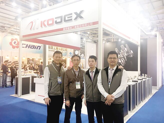 KOJEX广杰机械推出SSC6刀具夹头系统，无可取代的加工英雄；图为磐升企业经理沈瑞文（左一）、晨鸿兴业副理陈玉翔（左二）。图／晨鸿兴业提供
