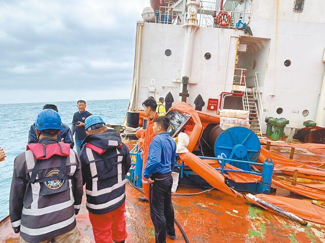 交通部航港局作业人员24日上午冒险登上搁浅的陆籍货轮「钰洲启航」，展开抽油前钻孔前置作业，若一切顺利可望25日上午开始抽油。（读者提供／张志康基隆传真）