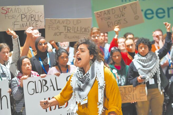 COP29气候大会在亚塞拜然巴库闭幕，环保人士抗议气候融资不足。（美联社）