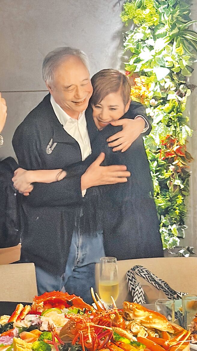 李安（左）和吴君如24日在《我谈的那场恋爱》庆功宴上开心拥抱。（孙伊萱摄）