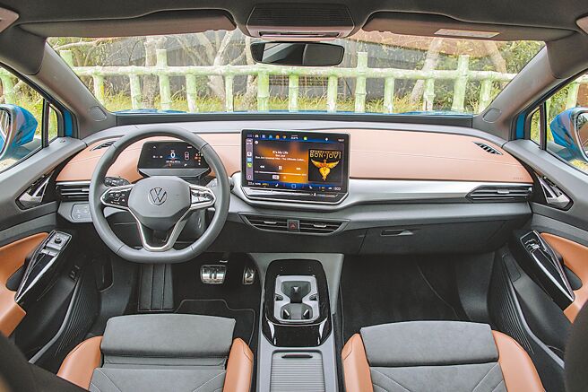 内装採取翡冷翠灰棕双色搭配，仪表控台配置ID. Digital Cockpit全逻辑数位化仪表与Discover 12.9吋多媒体触控主机。（陈大任摄）