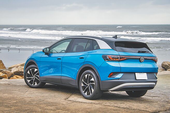 ID.4 Pro S採单马达后驱设定，0-100km／h加速6.7秒，上扬外张的后轮拱造型呼应其运动休閒的风格，车尾造型相当好看，LED 3D几何序列式动态尾灯十分抢眼。（陈大任摄）