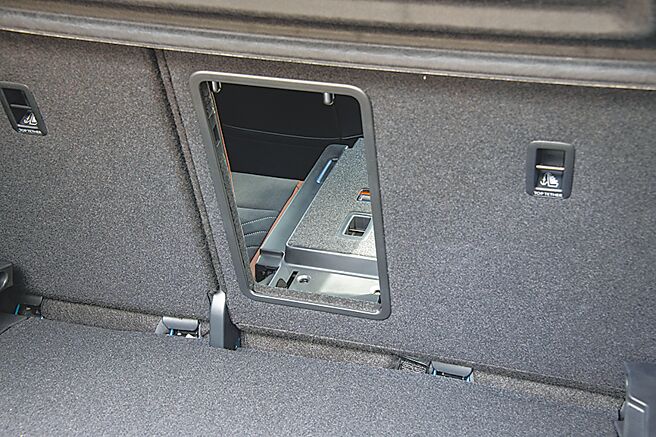 后座中央独立开口，可放置如钓杆等长形物品。（陈大任摄）