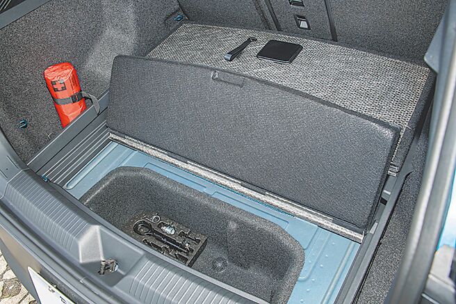 行李厢底板下有个具隐私功能的置物空间。（陈大任摄）