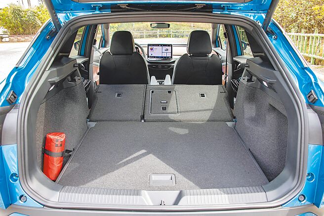 第二排座椅椅背向前倾打平后，最大容量达1575L。（陈大任摄）