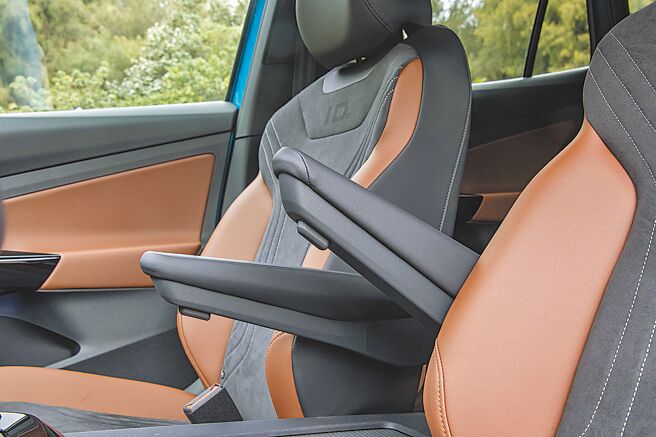 前座椅可调式扶手。（陈大任摄）