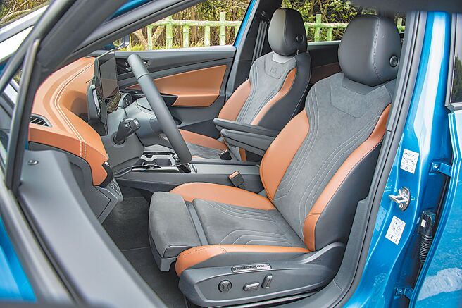 ArtVelours双前座多向电动调整座椅附电动腰靠、按摩、加热及记忆功能。（陈大任摄）