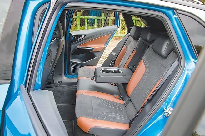 后座空间宽敞舒适，椅背的斜度刚刚好，中央扶手内有置杯设计。（陈大任摄）