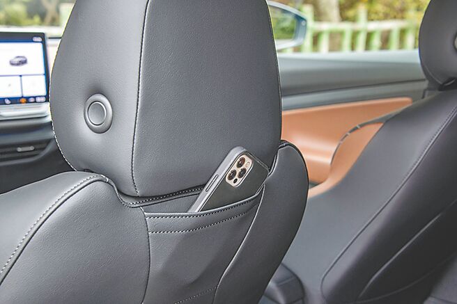 前座椅背手机收纳设计。（陈大任摄）