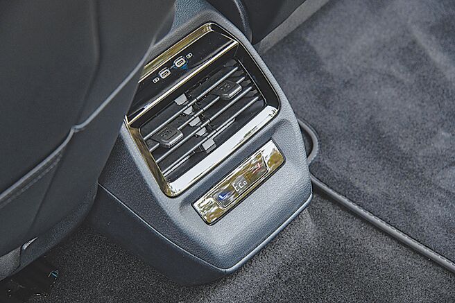 后座恒温空调与充电插孔。（陈大任摄）