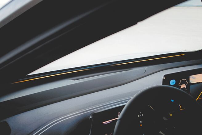 VW ID.4 Pro S ID.LIGHT智能感应互动光条上锁/解锁。（台湾福斯提供）