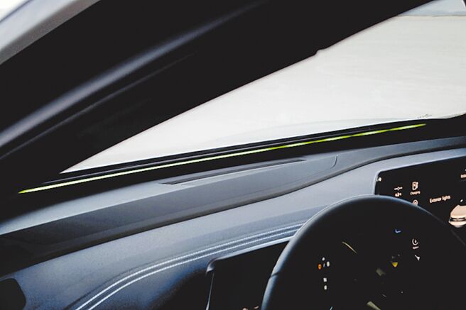 VW ID.4 Pro S ID.LIGHT智能感应互动光条充电状态。（台湾福斯提供）