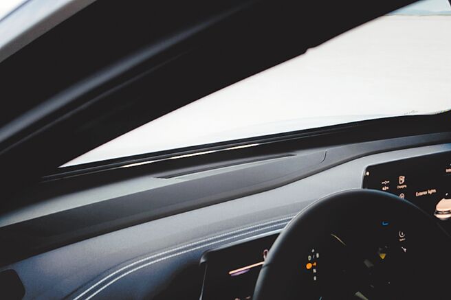 VW ID.4 Pro S ID.LIGHT智能感应互动光条启动/熄火。（台湾福斯提供）