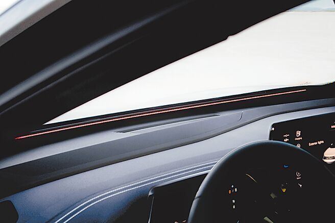 VW ID.4 Pro S ID.LIGHT智能感应互动光条紧急煞车警示。（台湾福斯提供）