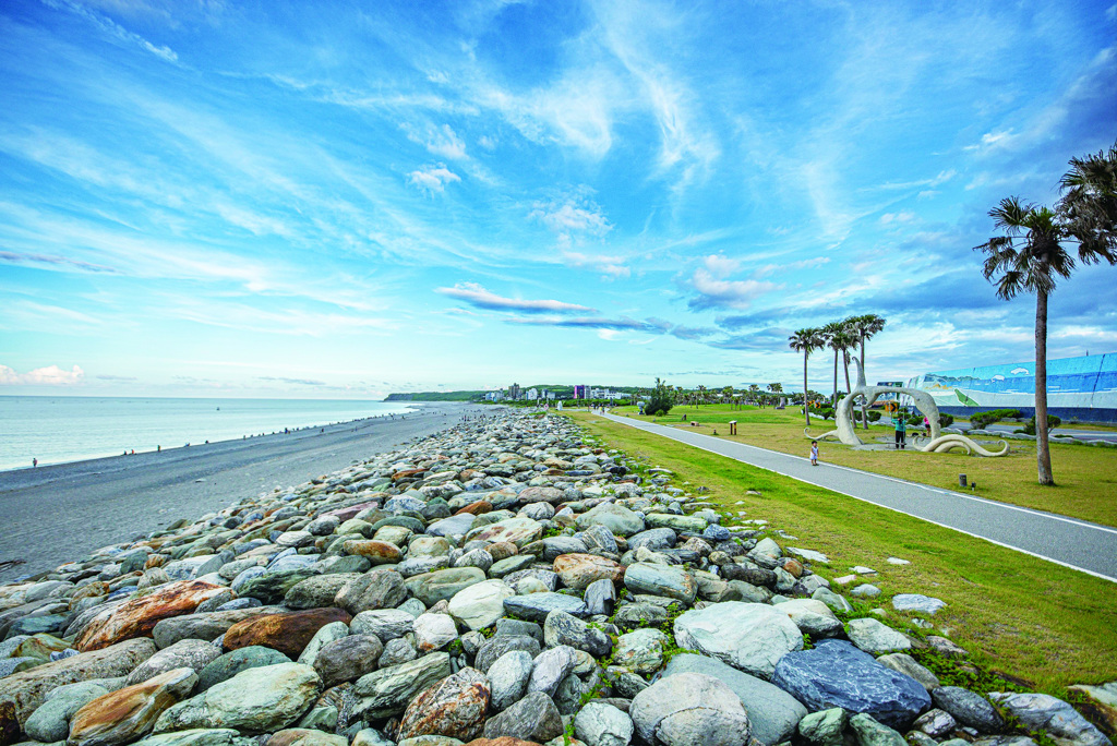 七星潭不但是花蓮當地人放鬆嬉戲的場所，也是遊客來到花蓮必訪的景點。
