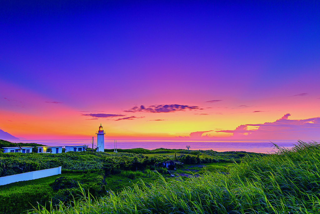 奇萊鼻燈塔雖然不開放，卻能拍出白色塔身和大海交融的美景。