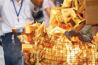 大陆冥纸在海外万圣节爆红！揭秘「中国地下金融街」