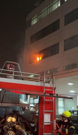 台南可成科技廠房凌晨起火！緊急疏散62名員工搶救