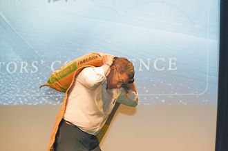 台泥董座扛著40公斤水泥！謝金河一看超震撼：曝背後很深意涵