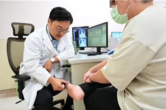 狂嗑啤酒、炸物追12強賽！他關節流出「砂狀物」