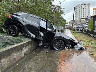 頭份男酒駕逆向撞護欄   整輛車摔落邊坡酒測值1.22