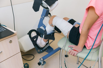 7旬婦中風左肢體癱瘓 機器人輔助訓練助走近百公尺