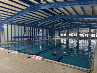 金門泳池升級！全新熱泵系統上線 打造冬泳長輩溫暖運動環境
