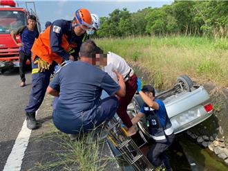 汽车失控倒栽衝进大排 屏东女驾驶困车内
