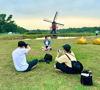 主播刘方慈与闺蜜同游台南柳营「德元埤荷兰村」  享受露营乐趣