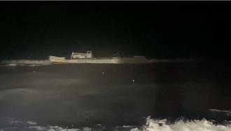 漁船撈鰻苗擱淺竹安沙灘　海巡火速救援1名船員上岸