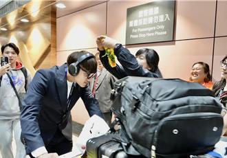 接機棒球英雄遭疑硬蹭  伍麗華解釋「戴花環」含義