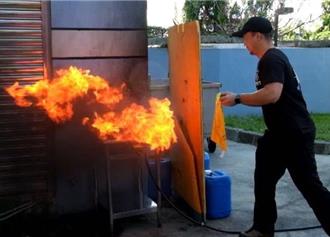 來真的！油鍋怎滅火、浴室能否避難 台東消防局火場實測