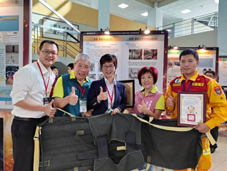 北市消防隊員設計「救援充氣擔架」 第1屆鳳凰盃奪金獎