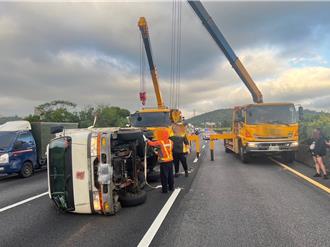 国1湖口路段翻车事故！ 小货车左后轮爆胎侧翻