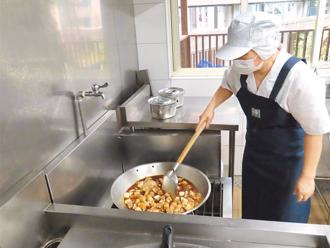 厨工调薪仍无解 台中明年营养午餐经费遭冻结
