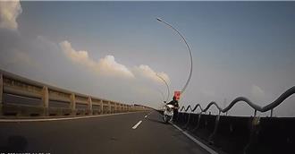 高屏大橋逆向牽機車 警好心護送他卻突跳下橋「原因曝」