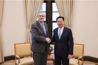 会见吴钊燮  美CECC共同主席莫克利：对台美关系乐观具信心