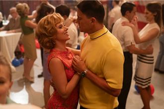 史嘉蕾喬韓森最新愛情喜劇 《飛月情海》揭開NASA大型詐騙現場