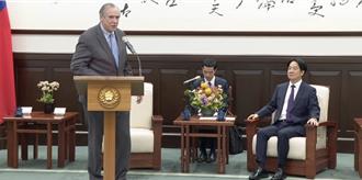 接见美参议员  赖清德谈对外投资：不再把鸡蛋放一个篮子里