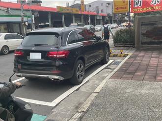 待轉格變停車格？天兵賓士違停待轉區　警察開罰了
