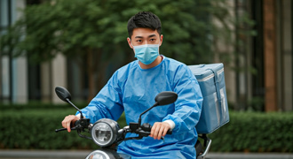 別小看大陸外送員！他主業竟是「外科醫生」 騎車解壓順便送外賣