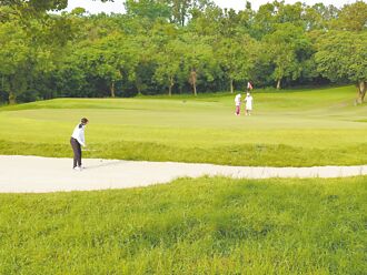 高球場不甩停業令 高市府：如期點交