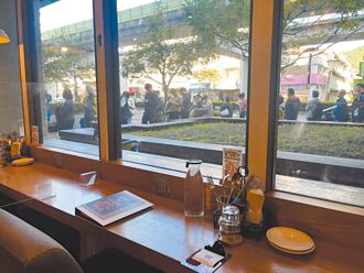 享胜利滋味 餐饮买1送1爆排队潮