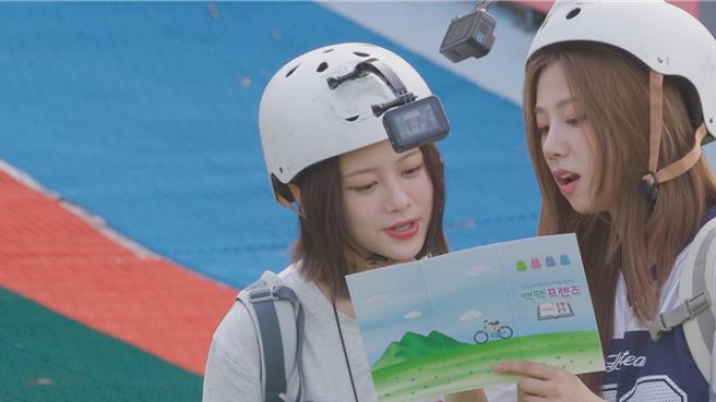 XXIN（左）跟夏天一同研究地图。（民视提供）